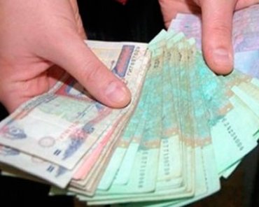 Каждый год обычный украинец тратит на власть 25 тысяч гривен