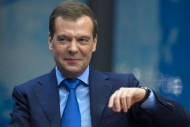 Медведев отчитал губернаторов за подаренные Депардье квартиры