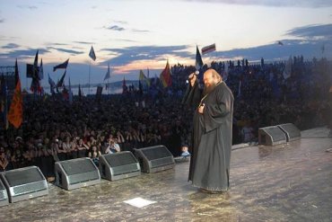 Священник УПЦ подверг критике архиепископа РПЦ за отношение к рок-музыке
