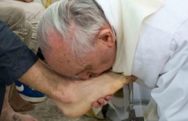 Папа Франциск мыл и целовал ноги малолетним преступникам