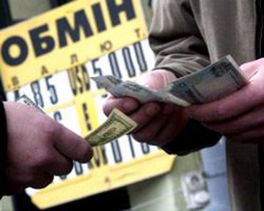 Эксперты советуют украинцам не менять гривны на доллары