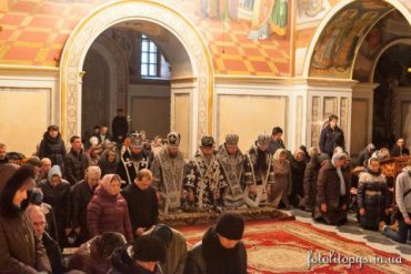 В УПЦ МП на коленях молились о мире в Украине