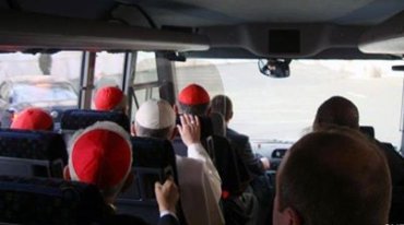 Папа Франциск удалился на великопостные реколлекции на автобусе