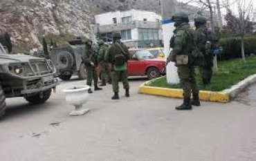 Российские военные грабят украинские части в Крыму