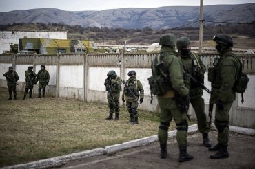 Украинские военные в Перевальном сдают оружие