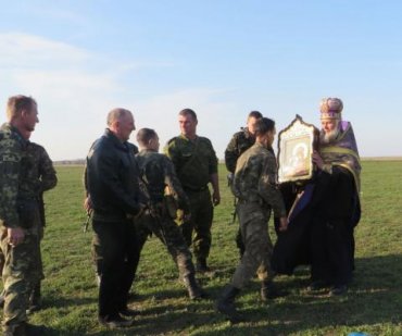 Священники УПЦ МП окормляют военнослужащих на блокпостах Херсонской области