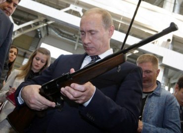 Путин приказал отдать украинцам оружие из Крыма