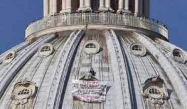 Итальянский предприниматель в знак протеста забрался на купол собора Святого Петра в Ватикане в четвертый раз