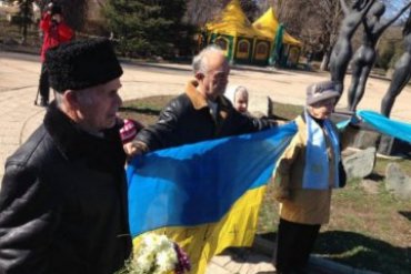 В Симферополе задержали трех человек за украинские флаги
