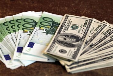 Евро катастрофически упал и почти равен доллару