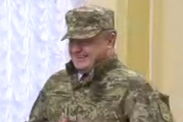 Порошенко примерил новую форму украинской армии