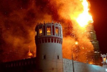 В Москве загорелась колокольня Новодевичьего монастыря