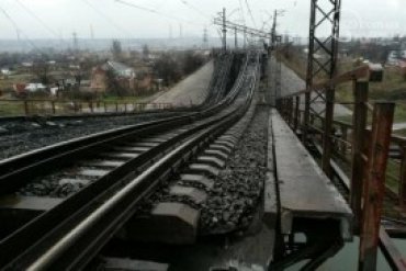 В Луганской области боевики подорвали железнодорожный мост