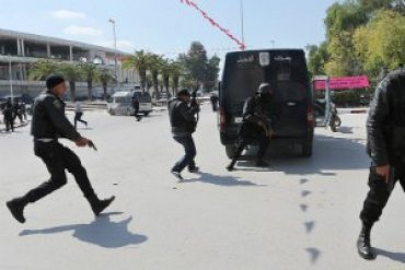 21 человек убит, 44 ранены в результате нападения террористов на музей в Тунисе