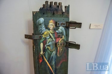 В Киеве прошла выставка икон на ящиках от боеприпасов из зоны АТО