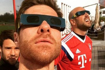 Футболисты «Баварии» смотрели на солнечное затмение