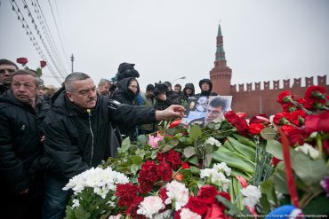 Пропутинские активисты осквернили место убийства Немцова