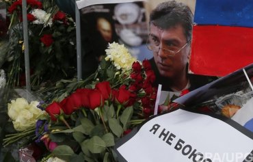 В Москве место убийства Немцова зачистили от цветов и фотографий