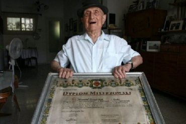 Старейшим человеком на планете стал бывший узник Освенцима