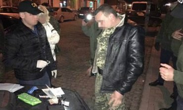 СБУ задержала пограничников на контрабанде янтаря