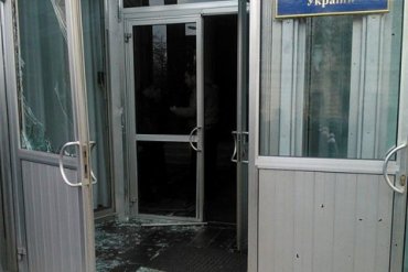 Участники «финансового Майдана» разбили двери в здании комитетов Рады