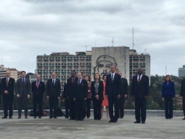 Обама сфотографировался с Че Геварой и пообещал отменить эмбарго против Кубы