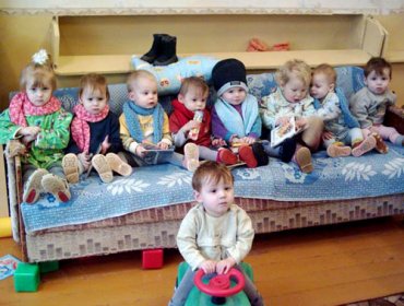 В российском доме ребенка малышей привязывали к кроватям, ломали руки и заносили инфекции
