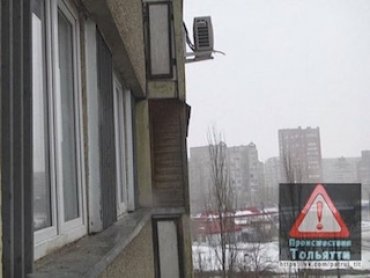 В России женщина вместе с вещами выбросила из окна двухлетнюю дочь