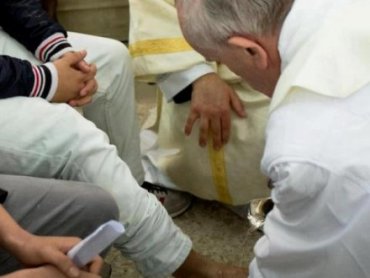 Папа Франциск омыл ноги мусульманским беженцам