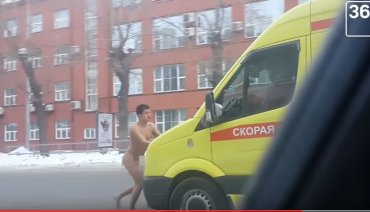 В России голый каратист вступил в поединок с каретой «скорой»