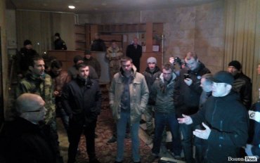 Поддерживающие блокаду Донбасса активисты начали захватывать админздания