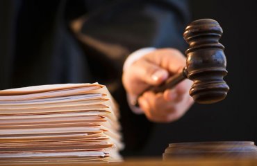 74-летний судья брал взятки с обвиняемых сексом