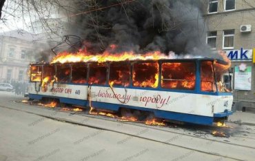 В Запорожье на остановке загорелся трамвай с пассажирами