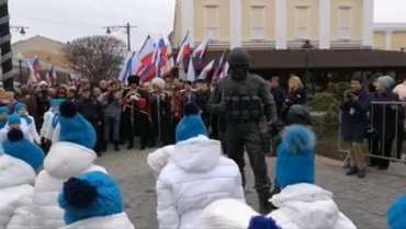 В Крыму детей заставляют кланяться памятнику «зеленому человечку»