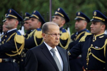 Президент Ливана рухнул на красной дорожке