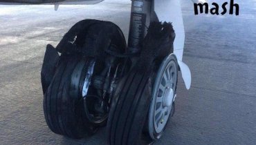 Опубликовано видео потерявшего колесо при посадке самолета