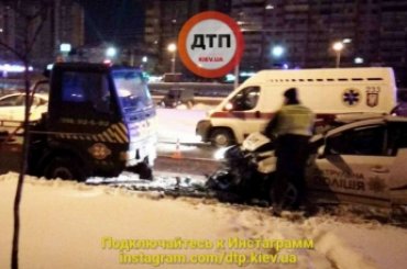В Киеве патруль полицейских врезался в эвакуатор , есть пострадавшие
