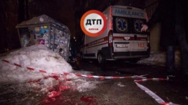 В Киеве мужчине посреди улице неизвестные вонзили нож в сердце