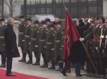 Во время приветствия президента Австрии у Порошенко произошел курьез с шапкой