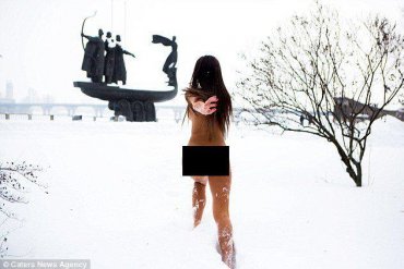 Голая киевлянка бегает по снегу ради молодости