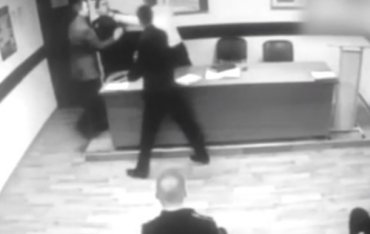 В Москве , во время совещания МВД начальник пытался задушить подчиненного