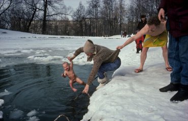 После гибели школьников, в российской деревне решили принудительно крестить всех детей
