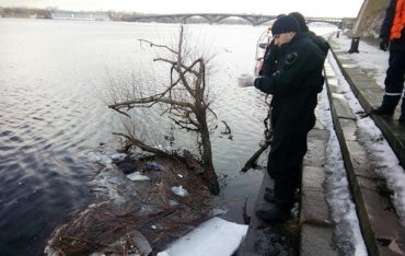 В Киеве из реки достали труп мужчины