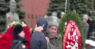«Пошел вон, урод!» У могилы Сталина в Москве задержали активистов