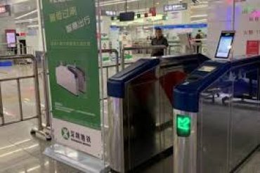 Китайцы будут платить за проезд в метро лицом