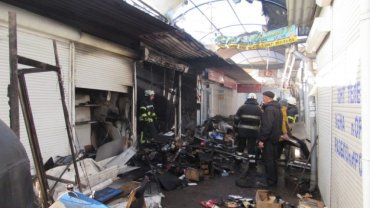 В областном центре масштабный пожар на центральном рынке тушили 8 машин и 32 спасателя