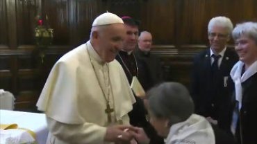 Папа римский не дал прихожанам поцеловать папский перстень