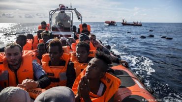 Мигранты захватили судно, спасшее их в Средиземном море