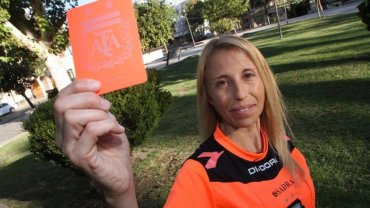 В Аргентине женщину-арбитра облили кипятком во время матча, но она доработала поединок до конца