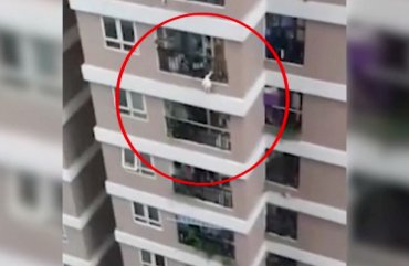 Курьер во Вьетнаме поймал девочку, выпавшую с 12-го этажа